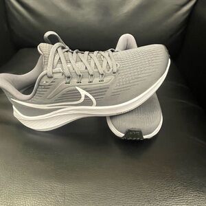 Nike Air Zoom Pegasus 39 - new in box, women’s size 8